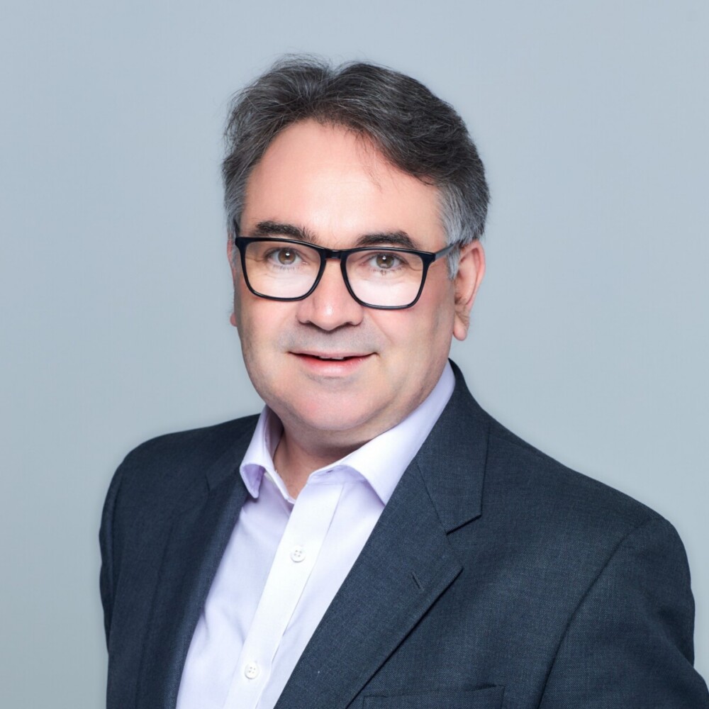 Simon Thomas - Square Close-Up