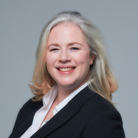 Amy Benest - Square Close-Up